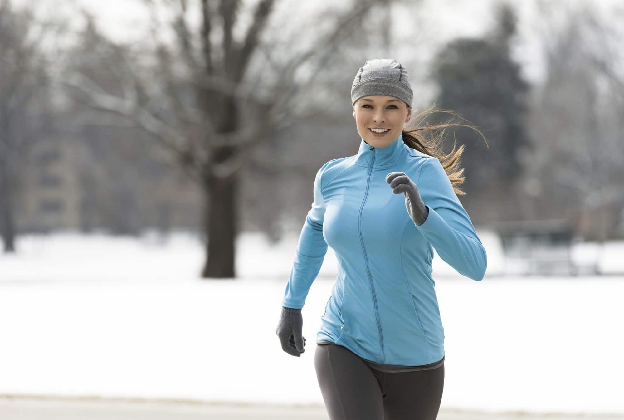 Зимние занятия спортом. Одежда для пробежки. Зимний бег. Одежда для зимней пробежки. Бег зимой.